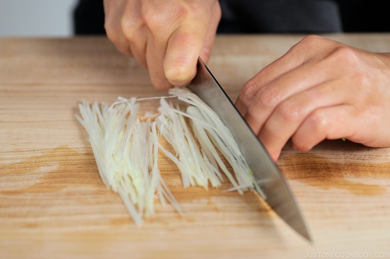 knife cutting shiraganegi