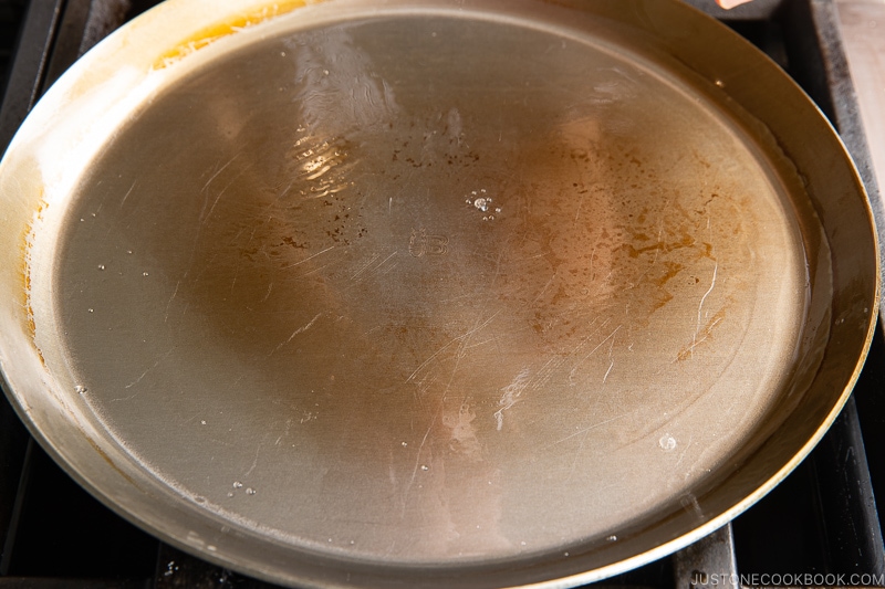 How to make crepes in a carbon steel pan ? 