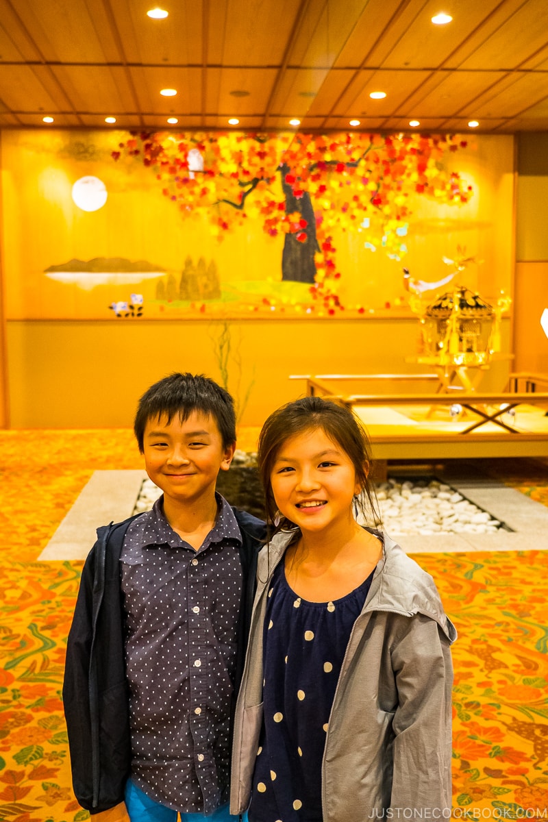 two children in the lobbu of Hana Momiji Sapporo with artworks in the background