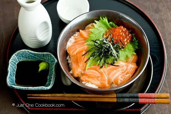 Salmon and Ikura Donburi and soy sauce.