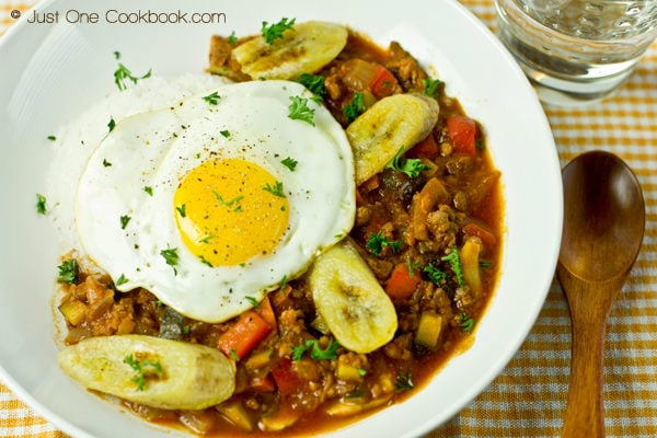 Arroz a la Cubana with white rice on a plate.