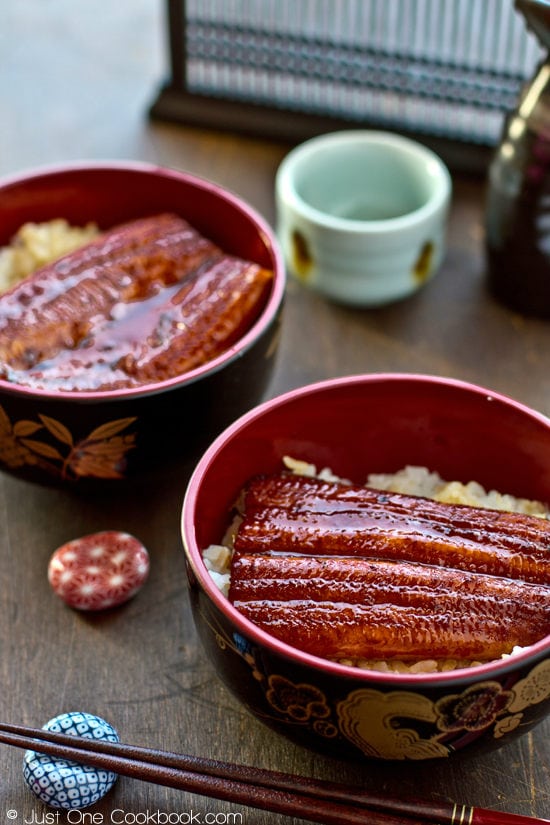 Unagi Don in bowls.