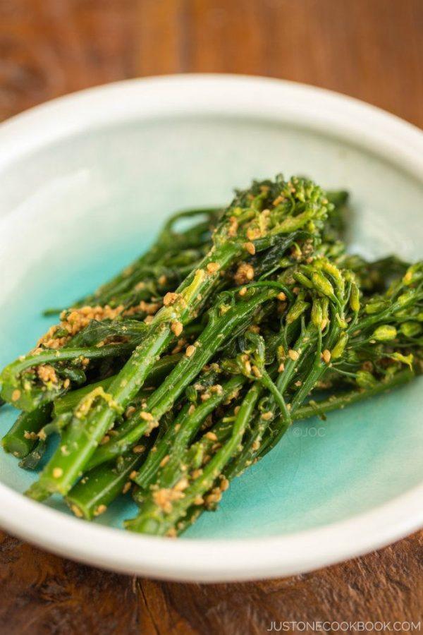 Broccolini Gomaae on a small plate.