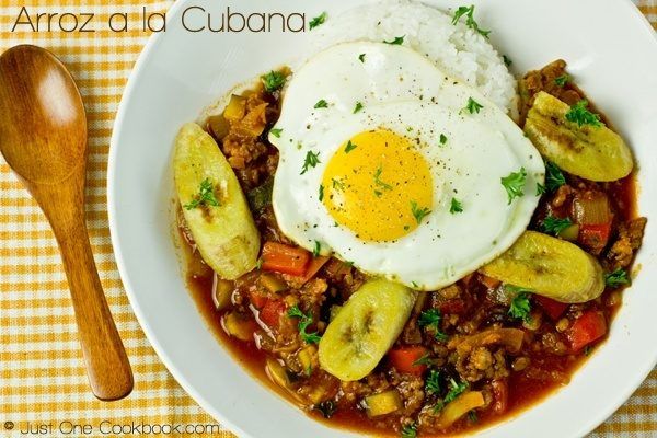 Arroz a la Cubana with white rice on a plate.