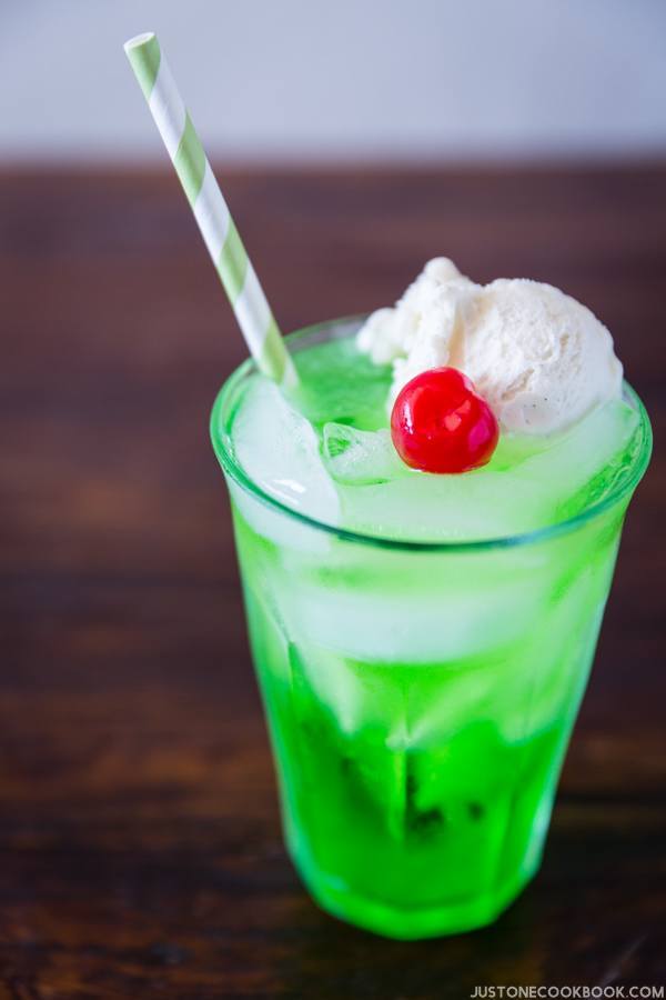 Cream Soda in a glass on wooden table.