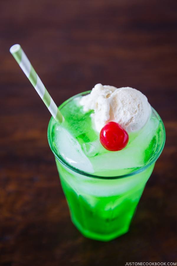 Cream Soda in a glass on the wooden table.