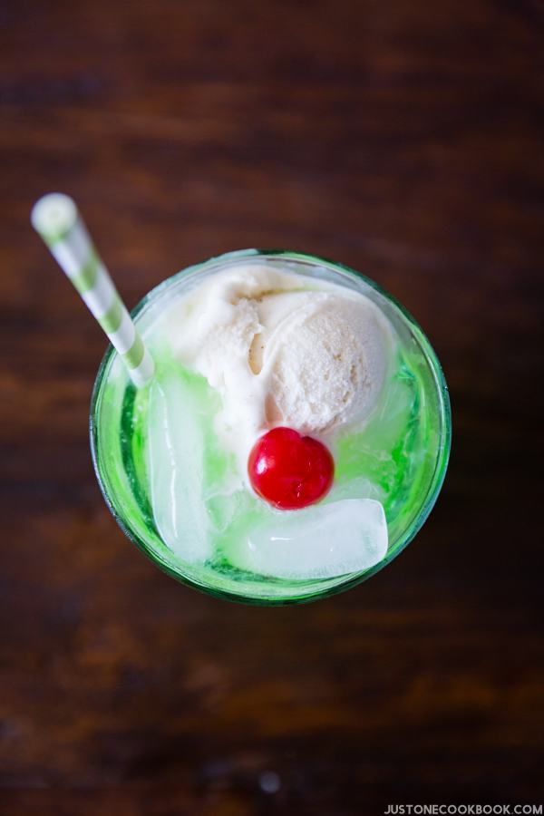 Cream Soda in a glass on the wooden table.