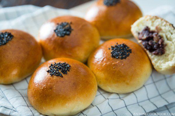 Anpan on a tray.