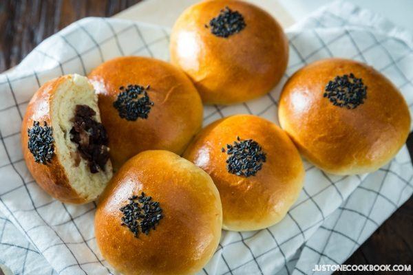 Anpan on a tray.