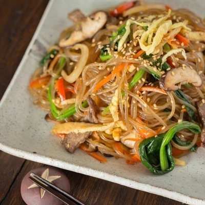 Japchae (spaghetti di vetro coreani con verdure saltate in padella e carne | JustOneCookbook.com