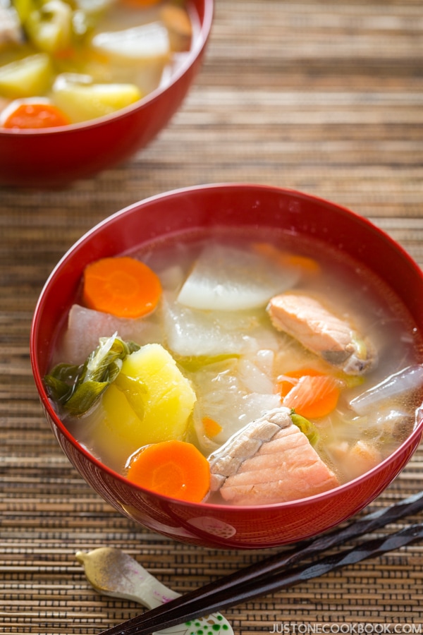 Sanpeijiru, salmon soup in bowls.