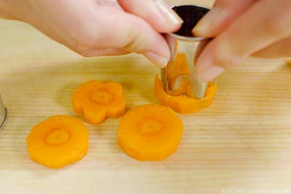 how to cut carrots into flower shape (hanagiri)