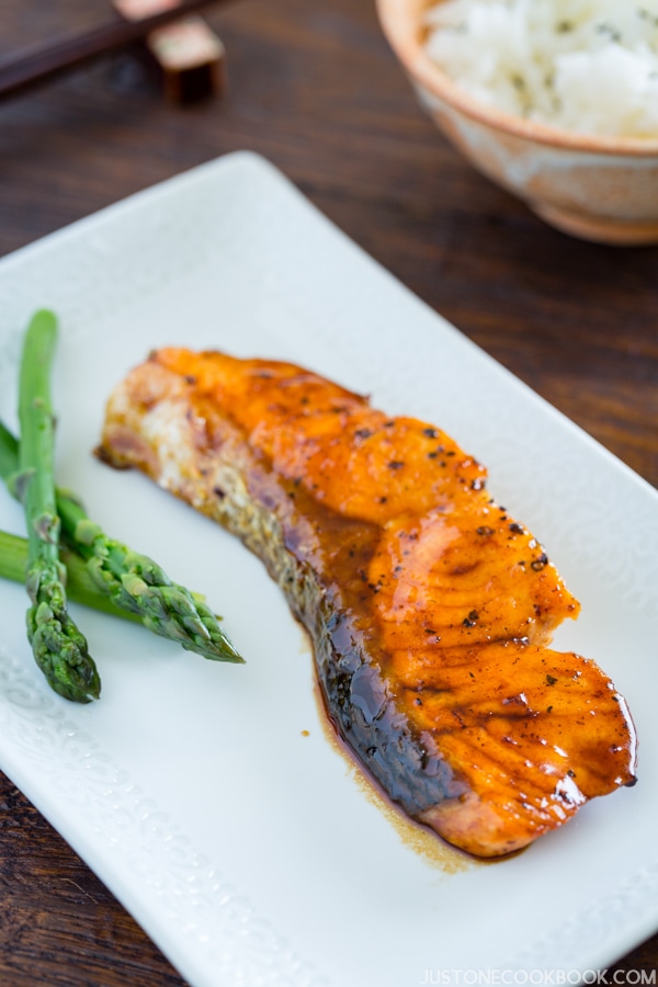 Teriyaki Salmon with asparagus on the white plate.