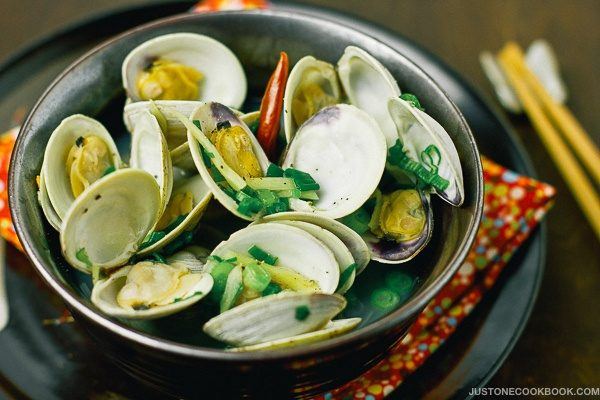 Japanese Sake Steamed Clams あさりの酒蒸し | Easy Japanese Recipes at JustOneCookbook.com