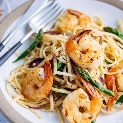 Easy Wafu Pasta with Shrimp and Asparagus (Gluten Free) 海老とアスパラガスの簡単和風パスタ (グルテンフリー) | Easy Japanese Recipes at JustOneCookbook.com