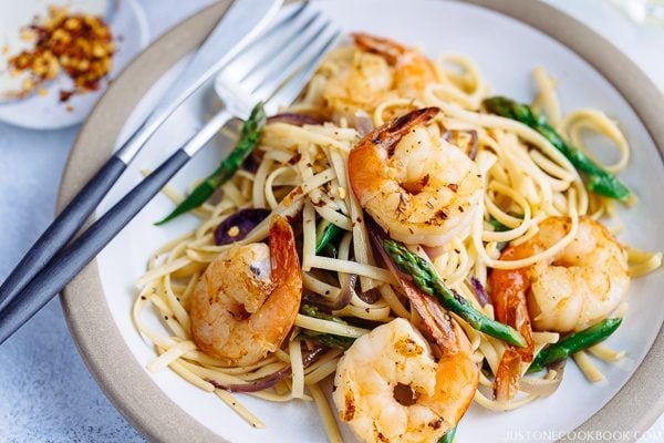 Easy Wafu Pasta with Shrimp and Asparagus (Gluten Free) 海老とアスパラガスの簡単和風パスタ (グルテンフリー) | Easy Japanese Recipes at JustOneCookbook.com