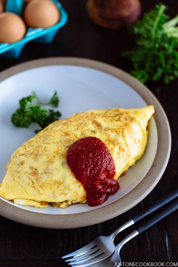 Omurice on the white plate.