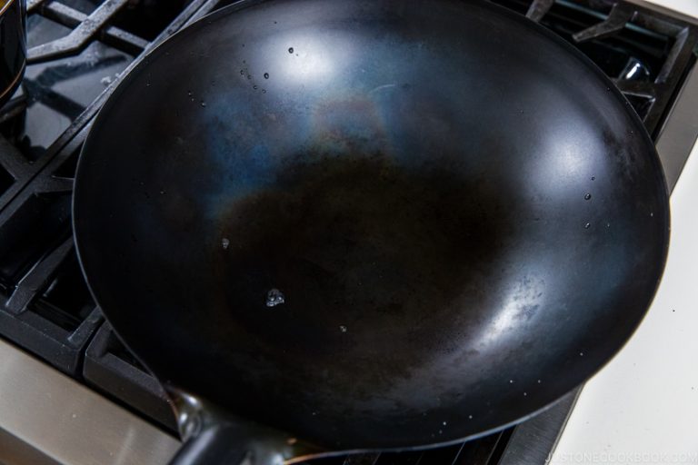 How to Season a Wok 中華鍋の空焼き • How To • Just One Cookbook
