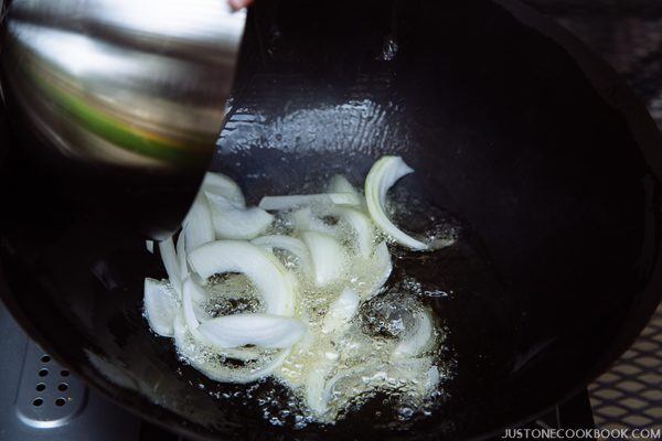 How to Season a Wok 中華鍋の空焼き • How To • Just One Cookbook