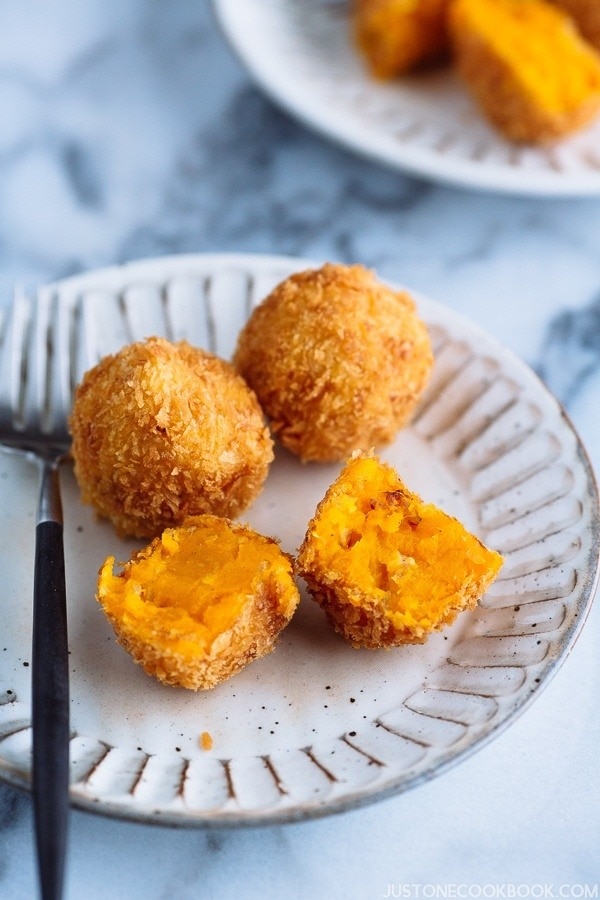 Japanese Pumpkin Croquettes (Kabocha Korokke) 南瓜コロッケ • Just One Cookbook