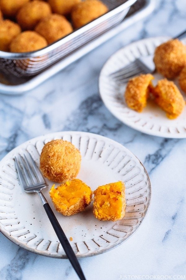 Japanese Pumpkin Croquettes (Kabocha Korokke) 南瓜コロッケ • Just One Cookbook