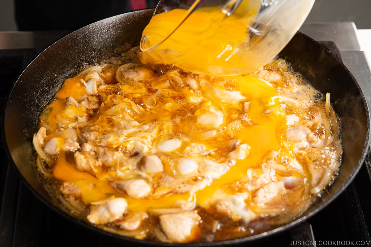 https://www.justonecookbook.com/wp-content/uploads/2017/10/Oyakodon-step-by-step-37.jpg