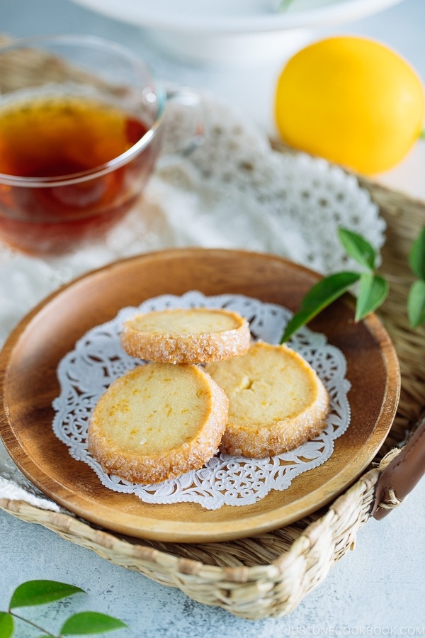 A wooden plate containing Meyer Lemon Sables.