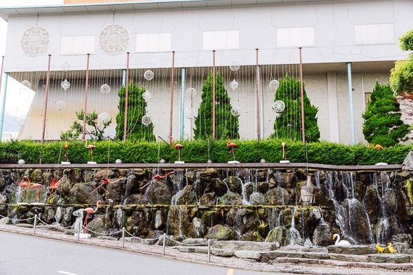 front entrance fountain Suginoi Hotel Beppu - Beppu travel guide | justonecookbook.com