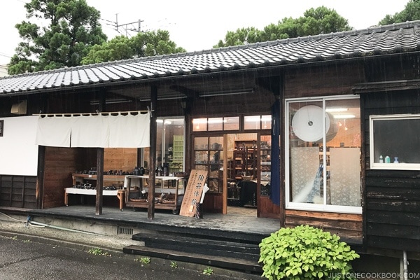 outside of とうき pottery shop - Yufuin Travel Guide | justonecookbook.com