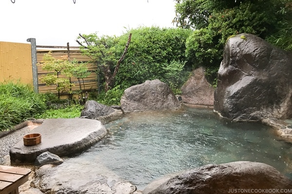 outdoor private hot spring at Musouen Hotel 山のホテル 夢想園 - Yufuin Travel Guide | justonecookbook.com