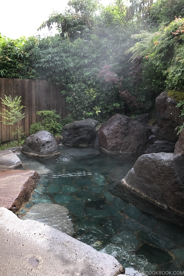 outdoor private hot spring at Musouen Hotel 山のホテル 夢想園 - Yufuin Travel Guide | justonecookbook.com