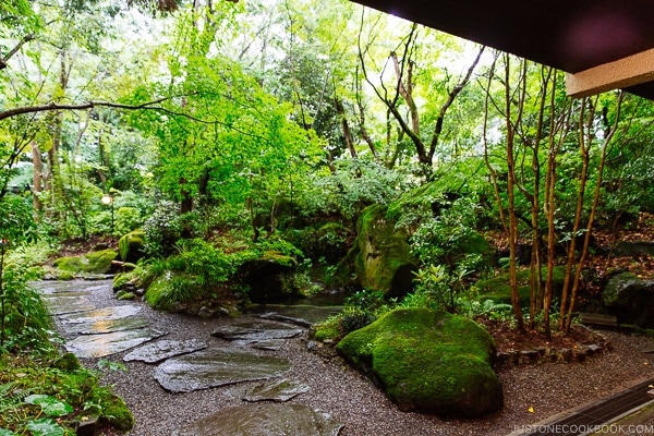 courtyard at Musouen Hotel 山のホテル 夢想園 - Yufuin Travel Guide | justonecookbook.com