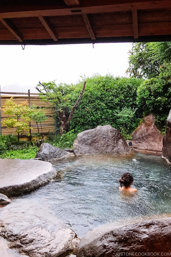 private outdoor hot spring at Musouen Hotel 山のホテル 夢想園 - Yufuin Travel Guide | justonecookbook.com