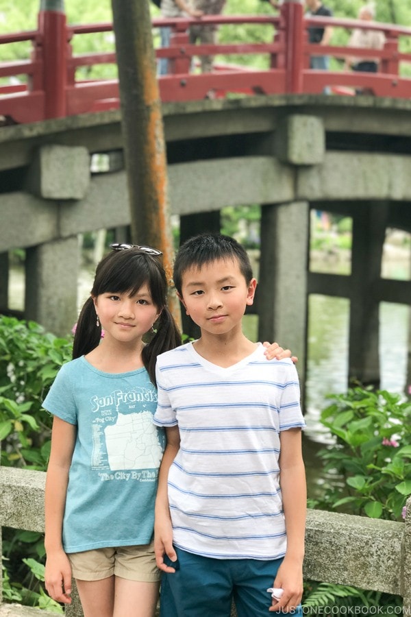 children in front of Taiko Bridge Dazaifutenmangu - Fukuoka Travel Guide | justonecookbook.com