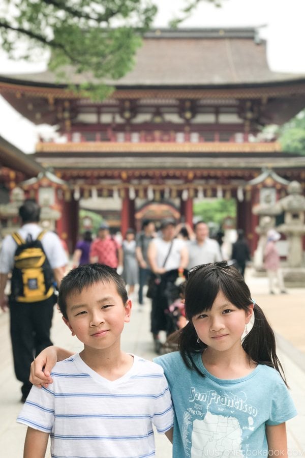 children in front of gate at Dazaifutenmangu - Fukuoka Travel Guide | justonecookbook.com