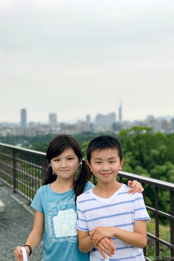 children at Fukuoka Castle - Fukuoka Travel Guide | justonecookbook.com