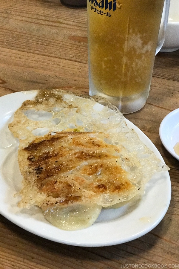 gyoza and beer at Hakata Daruma - Fukuoka Travel Guide | justonecookbook.com