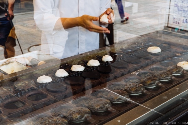 Shop making umegaemochi - Dazaifu speciality sweet - Fukuoka Travel Guide | justonecookbook.com