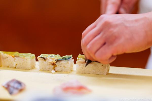 chef cutting sushi at Sushi Yamanaka - Fukuoka Travel Guide | justonecookbook.com