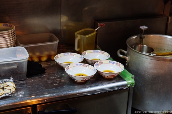 4 bowls of ramen being prepared at Hakata Daruma Ramen - Fukuoka Travel Guide | justonecookbook.com