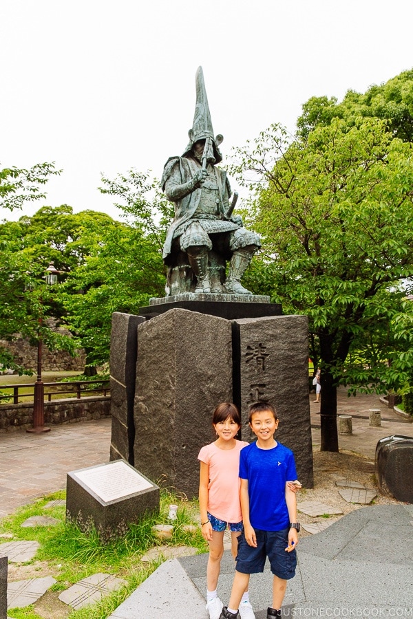 children in front of Kiyomasa Kato statue - Kumamoto Travel Guide | justonecookbook.com