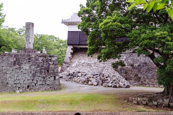 Kumamoto Castle wall ruined by earthquake - Kumamoto Travel Guide | justonecookbook.com