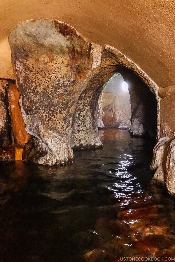cave hot springs Shinmei-kan 山の宿 新明館 Kurokawa Onsen Travel Guide | justonecookbook.com