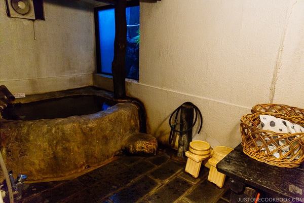 guest room bath at Shinmei-kan 山の宿 新明館 Kurokawa Onsen Travel Guide | justonecookbook.com