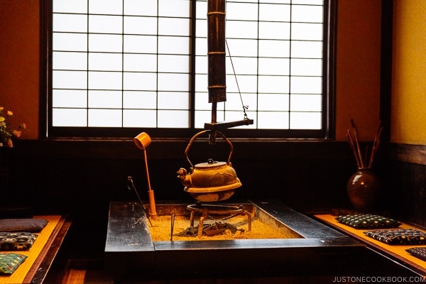 entrance lobby sitting area at Shinmei-kan 山の宿 新明館 Kurokawa Onsen Travel Guide | justonecookbook.com