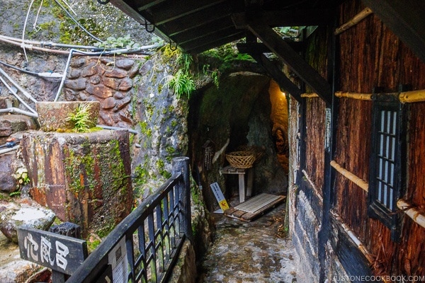 cave hot springs Shinmei-kan 山の宿 新明館 Kurokawa Onsen Travel Guide | justonecookbook.com