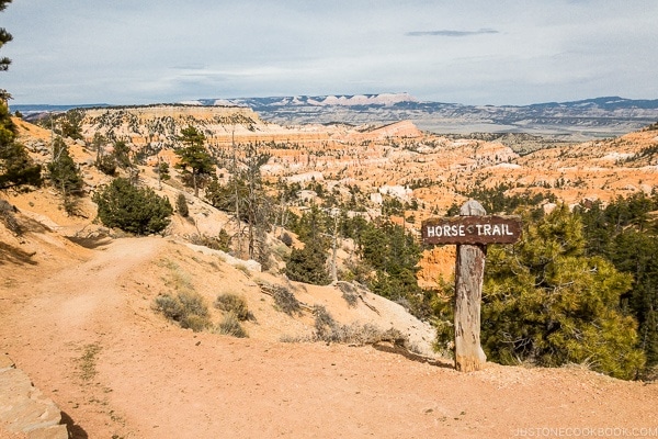 horse trail sign near North Campground General Store - Bryce Canyon National Park Travel Guide | justonecookbook.com