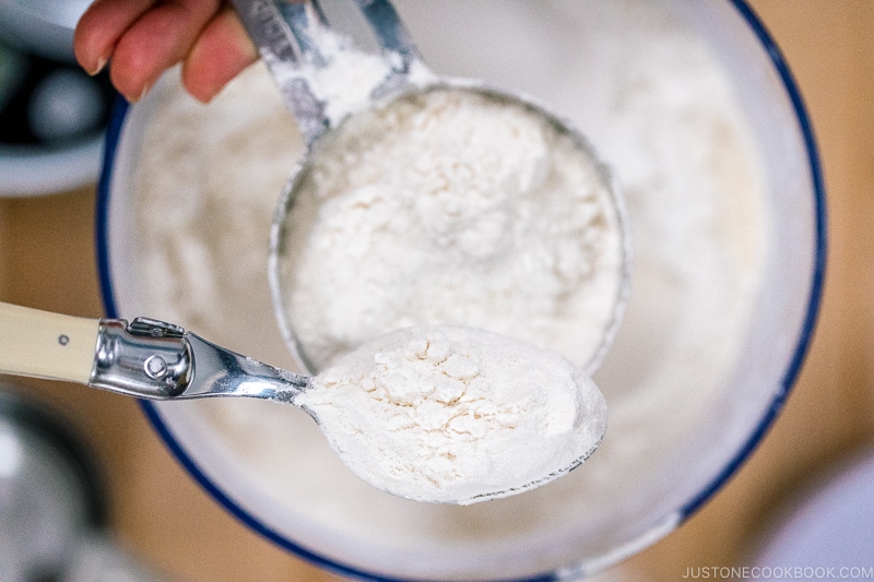 How to Measure Flour (without a scale!)