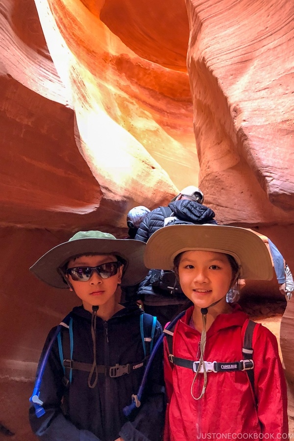 niños en Lower Antelope Canyon - Excursión fotográfica a Lower Antelope Canyon | justonecookbook.com