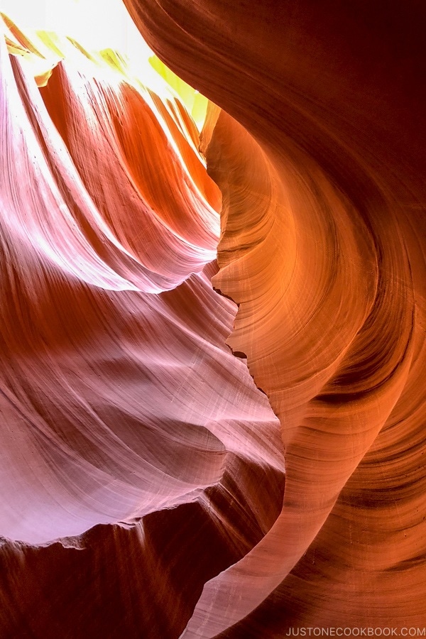 formacja z piaskowych skał - Lower Antelope Canyon Photo Tour | justonecookbook.com